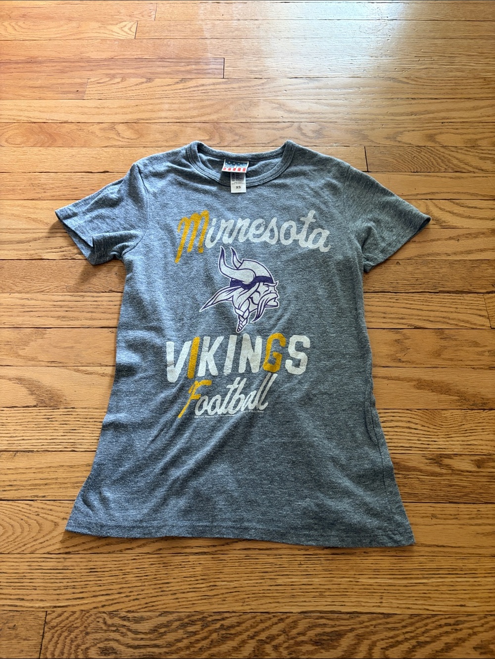 NWOT XS Women’s Junk Food Clothing Gray Minnesota Vikings Tee